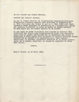 A motion, typed in French. A letter precedes each of the two parts of the motion. The names of the presenter and the seconder appear at the top of the text, with the place and dates at the bottom of the document.