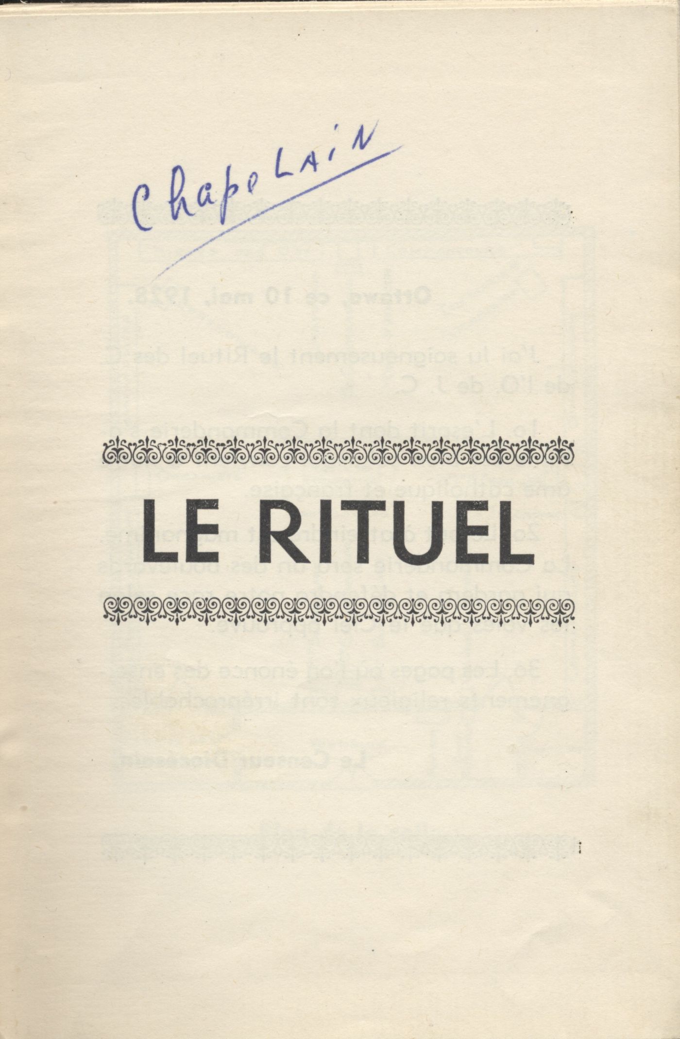 Document printed in French. The front cover has a title, positioned between two decorative borders above and below the words. The word “chapelain” is handwritten in blue ink at the top of the page. It includes three remarks by the diocesan censor, and the date, as well as the detailed plan of a room and the place occupied by various participants.