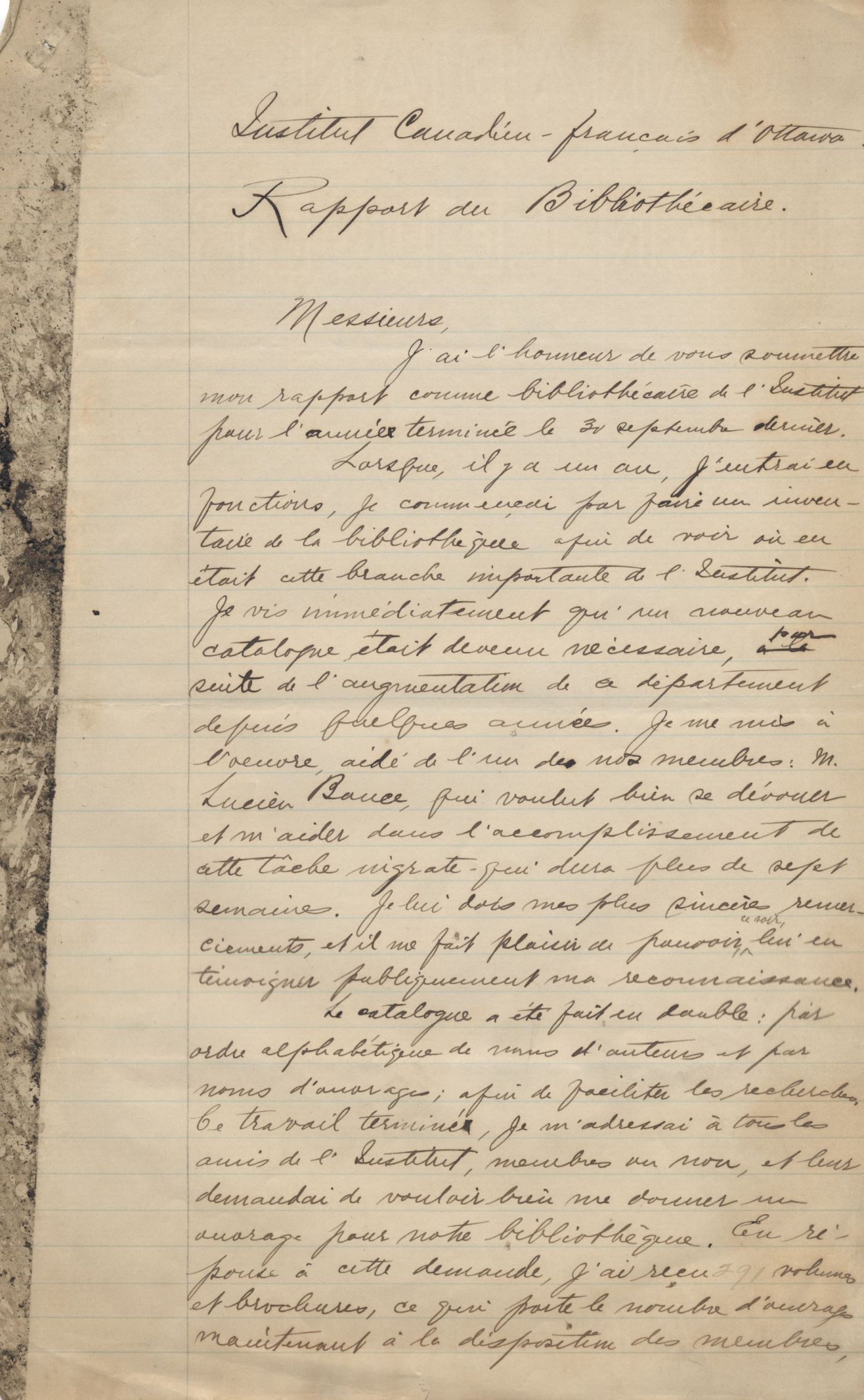 Rapport écrit à la main en français, avec corrections et ajouts au crayon. Il inclut une liste des donateurs et une liste des journaux et revues qui font partie de la collection. Il est signé par le bibliothécaire, à Ottawa, en octobre 1897.